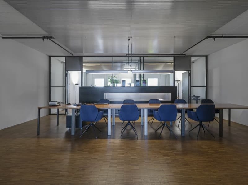 Ausgebautes Büro mit gemeinsamer Küche und Aufenthaltsraum (1)