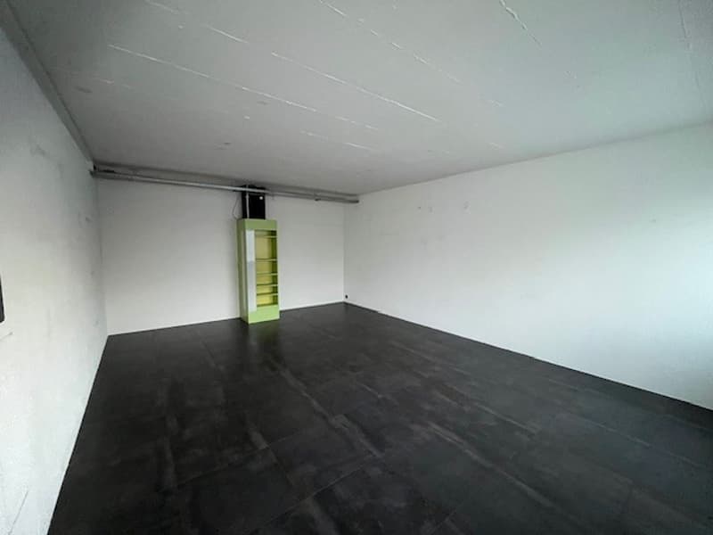 empty room, white walls, black floor, green shelf