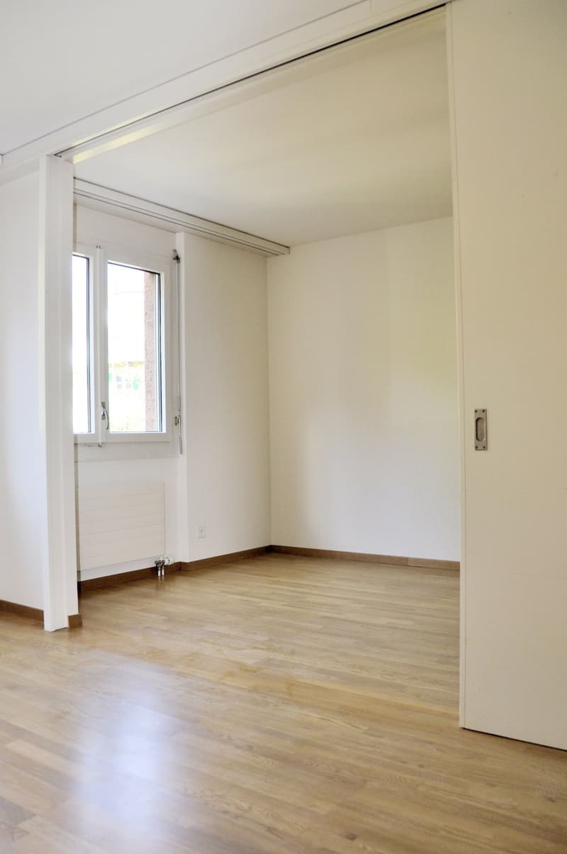 empty room, wooden floor, white walls, window, radiator