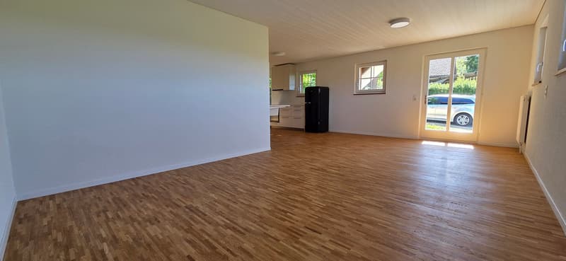 Wohn- und Esszimmer mit direktem Ausgang auf die kleine Terrasse