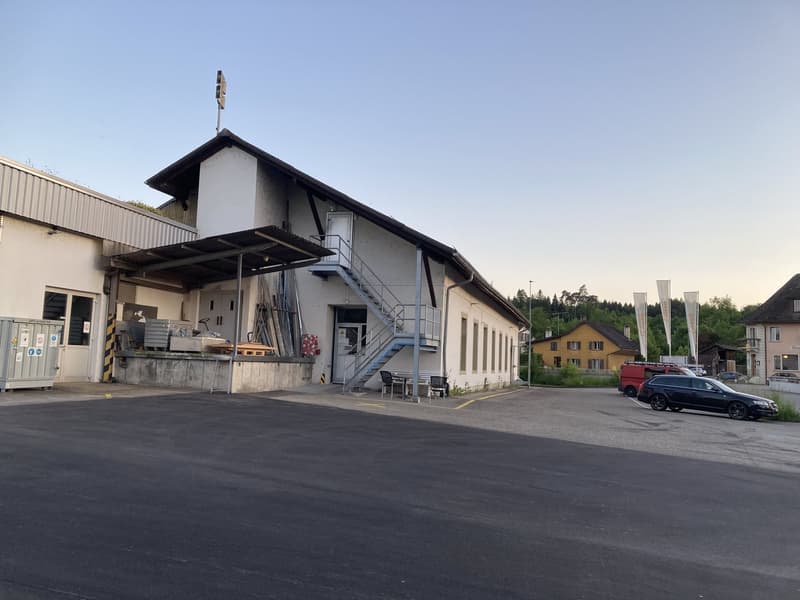 330 m² d'espace de stockage au 1er étage dans un emplacement central à Rothrist (1)
