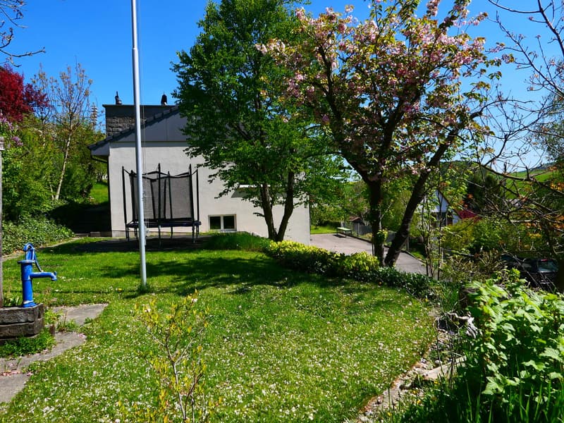 Well-maintained, detached 7 1/2-room single-family house with spacious surroundings ... (18)