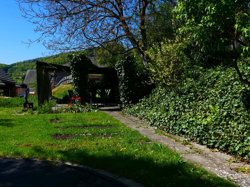 Well-maintained, detached 7 1/2-room single-family house with spacious surroundings ... (16)