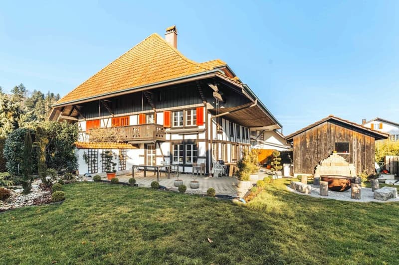 Partie de maison élégante avec un haut niveau de construction et grand jardin (1)