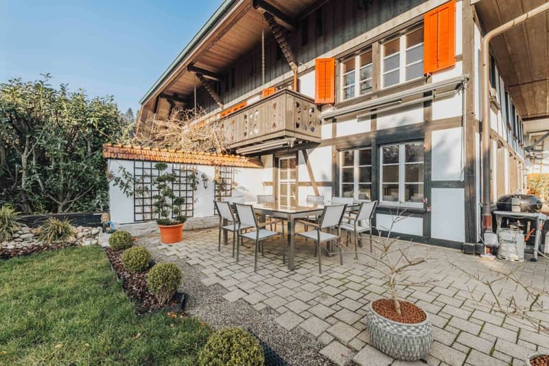 Partie de maison élégante avec un haut niveau de construction et grand jardin (2)