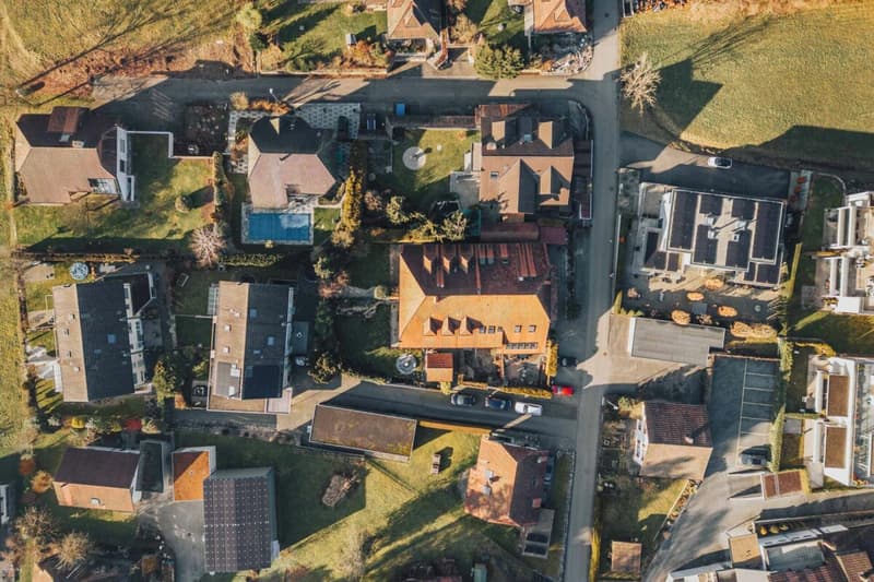 Partie de maison élégante avec un haut niveau de construction et grand jardin (5)