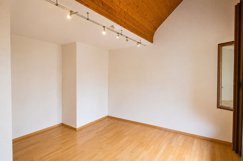 Cozy attic apartment with balcony in Hindelbank (4)
