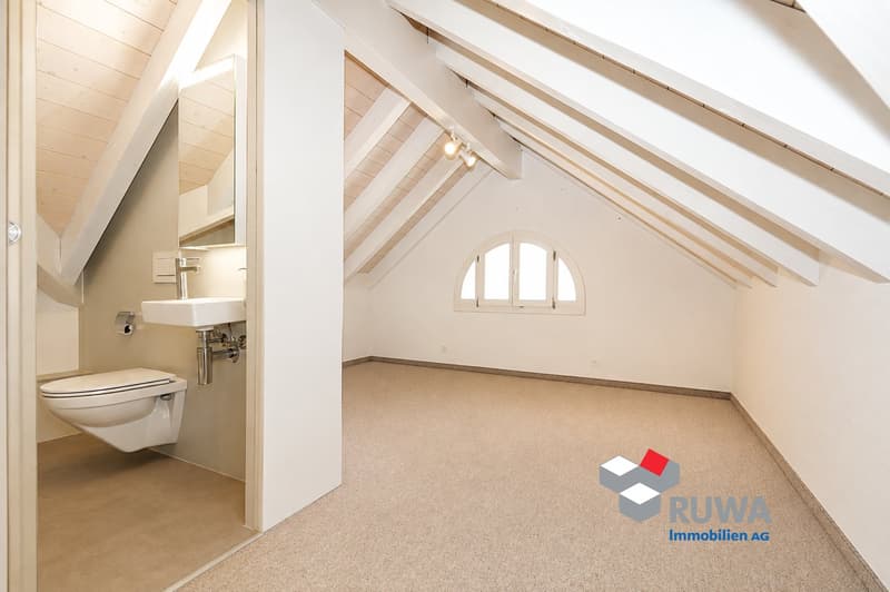 Grosszügige Dachwohnung mit Galerie, Lift und Balkon im Rüegsauschachen (16)