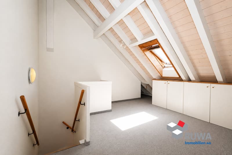 Grosszügige Dachwohnung mit Galerie, Lift und Balkon im Rüegsauschachen (12)