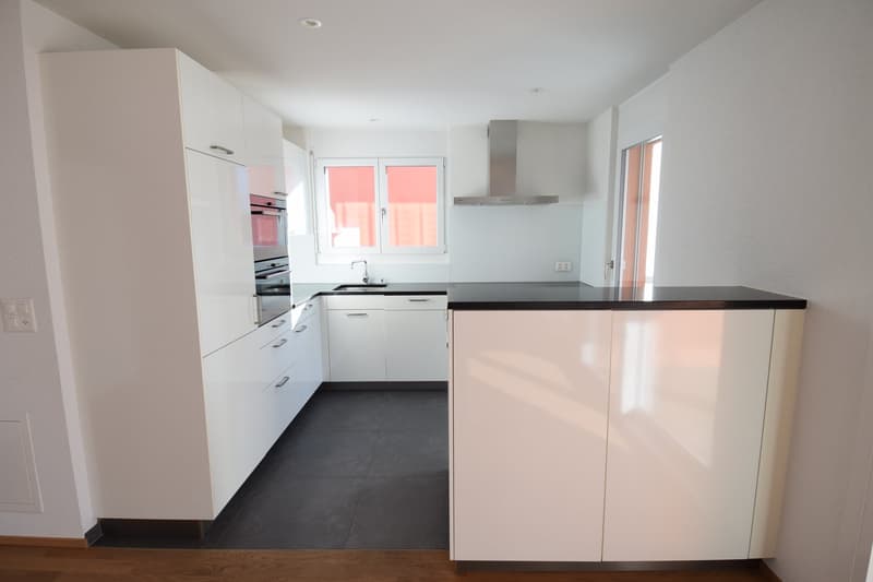 Grosszügige 4.5 Zimmer Wohnung mit gedecktem Balkon (2)
