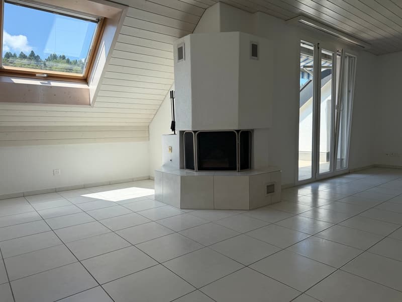 Charming 3.5-room attic apartment with fireplace and balcony (4)