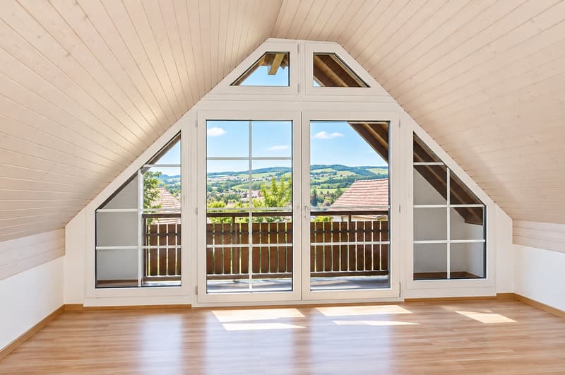 Charmante 2.5-Zimmer-Dachwohnung mit herrlichem Ausblick in Fischbach-Göslikon (3)