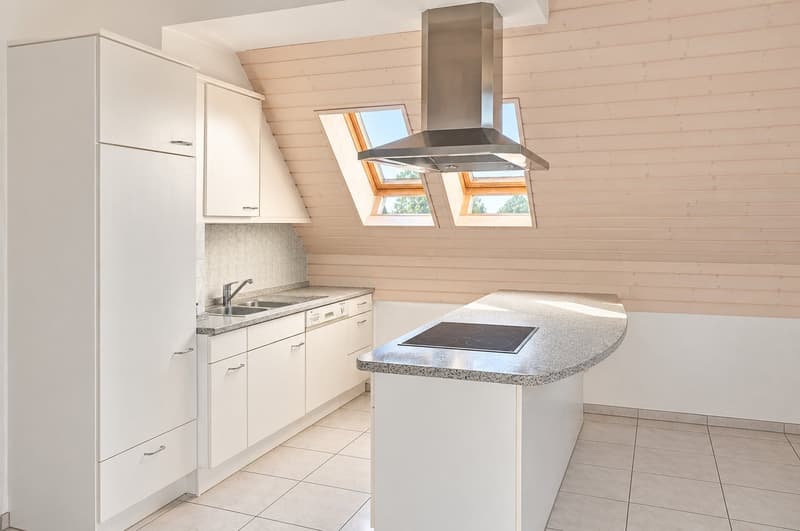 Charmante 2.5-Zimmer-Dachwohnung mit herrlichem Ausblick in Fischbach-Göslikon (4)