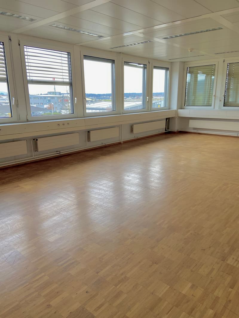 Attractive office space with ideal transport links in Dübendorf (2)