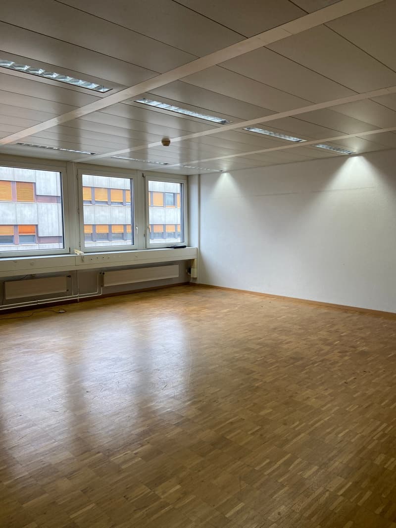 Attractive office space with ideal transport links in Dübendorf (3)