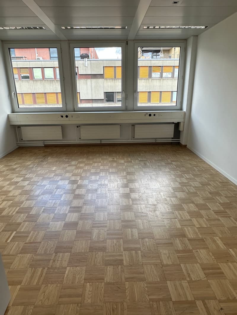 Bright office on the 4th floor in Dübendorf (3)