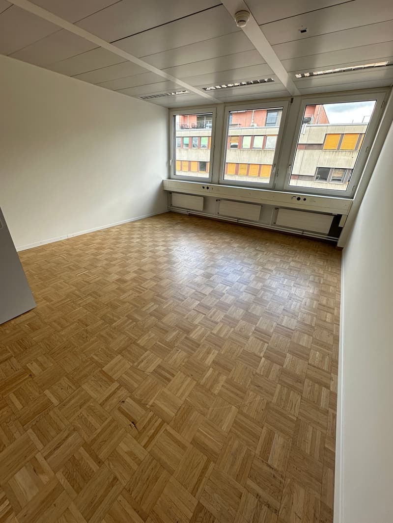 Bright office on the 4th floor in Dübendorf (2)