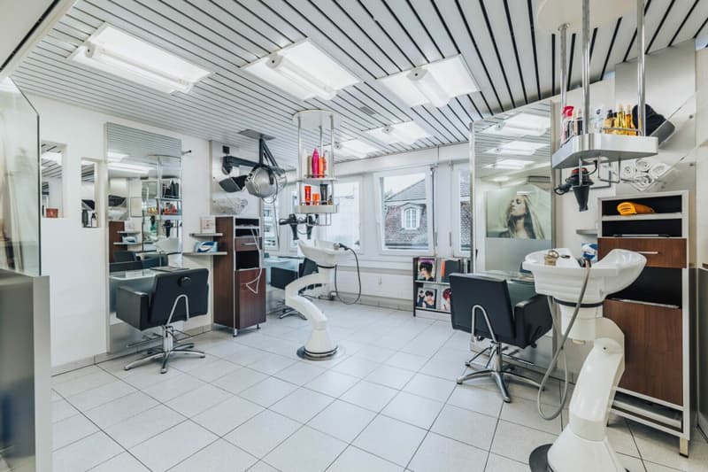 Hairdressing Salon (Commercial Space) 108m2 with two auxiliary rooms à 32m2 for rent (5)