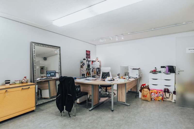 Hairdressing Salon (Commercial Space) 108m2 with two auxiliary rooms à 32m2 for rent (9)