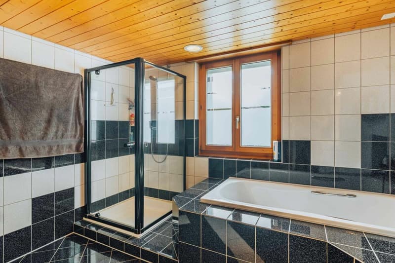 Habitation multigénérationnelle dans deux unités avec beaucoup d'espace (283m2) (13)
