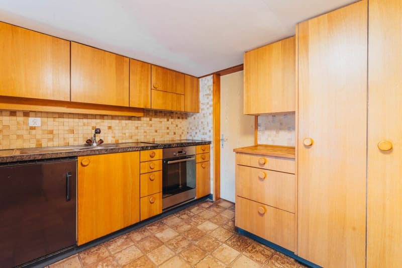 Historic farmhouse with development potential in the village center of Madiswil (8)
