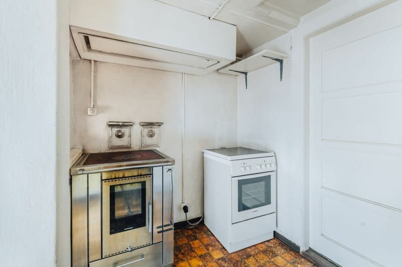 Historic farmhouse with development potential in the village center of Madiswil (16)