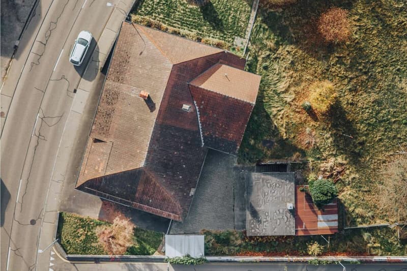 Historic farmhouse with development potential in the village center of Madiswil (4)