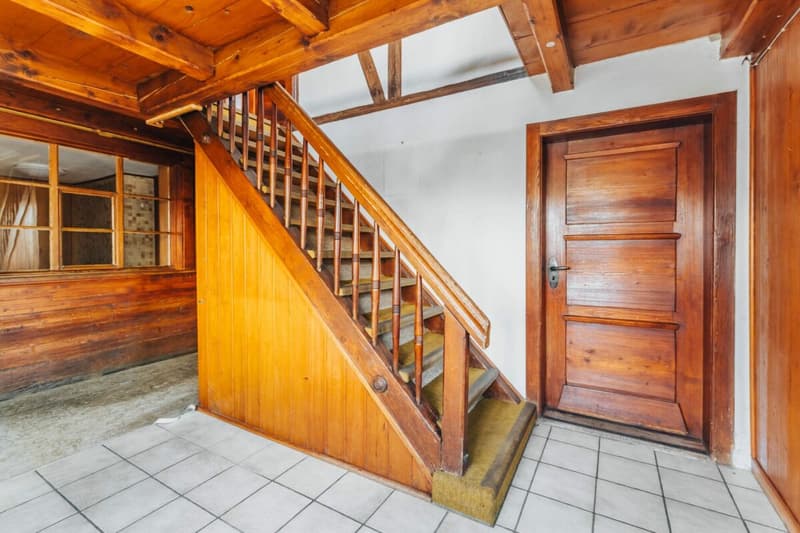 Historic farmhouse with development potential in the village center of Madiswil (12)