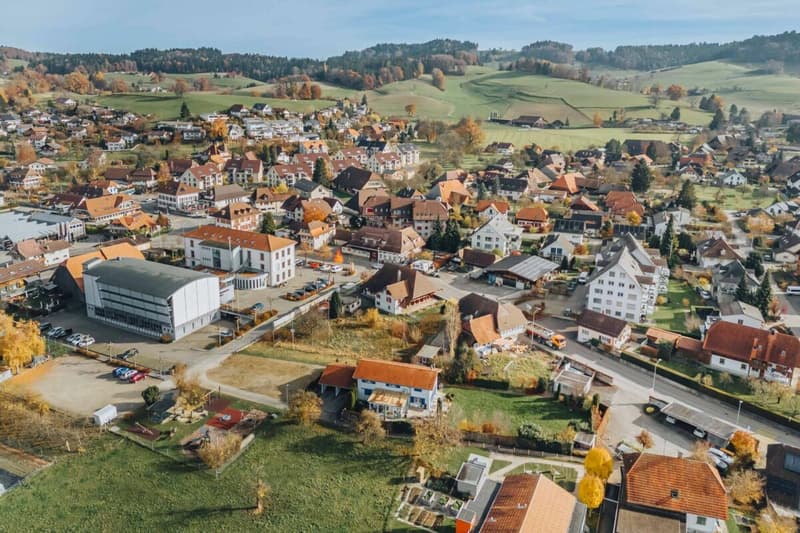 Historic farmhouse with development potential in the village center of Madiswil (6)