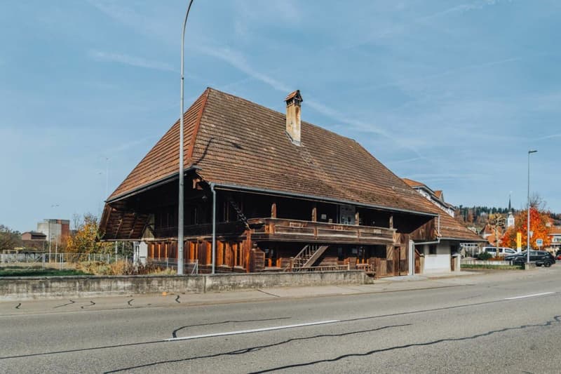 Historic farmhouse with development potential in the village center of Madiswil (1)