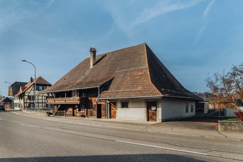 Historic farmhouse with development potential in the village center of Madiswil (2)