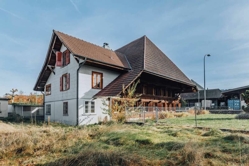 Historic farmhouse with development potential in the village center of Madiswil (3)