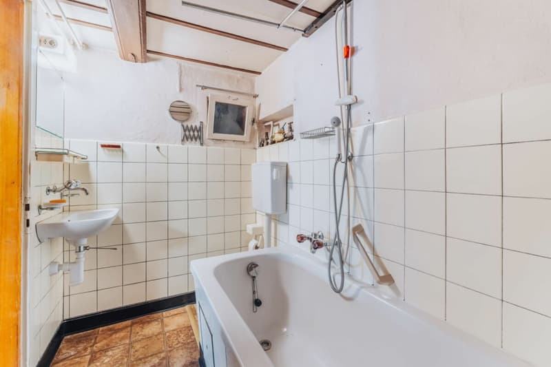 Historic farmhouse with development potential in the village center of Madiswil (10)