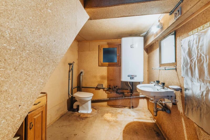 Historic farmhouse with development potential in the village center of Madiswil (22)