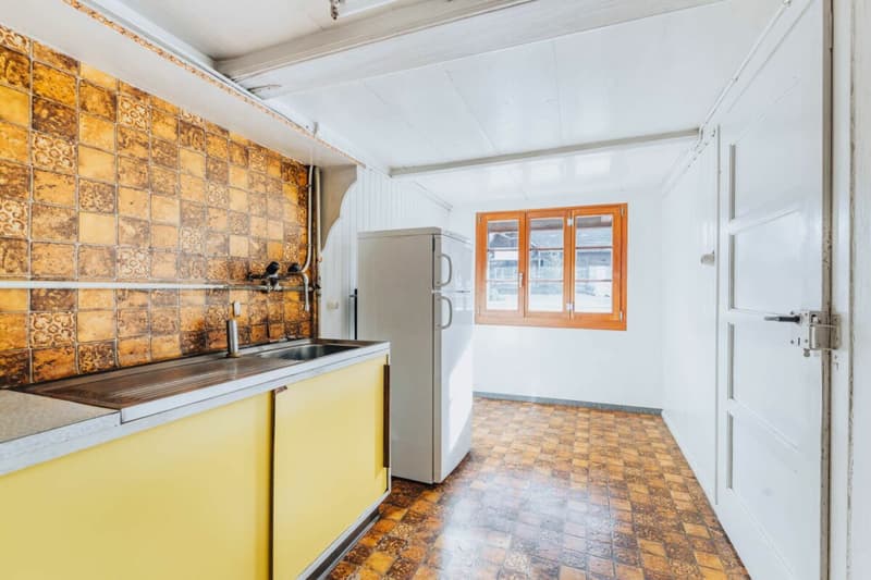 Historic farmhouse with development potential in the village center of Madiswil (15)
