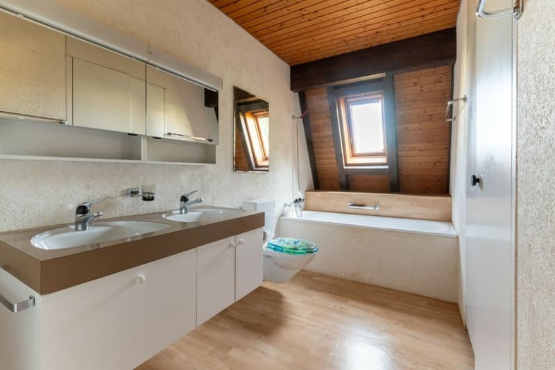 7.5-Zimmer-Wohnerlebnis mit Galerie, Lift und Pool am Waldrand (25)