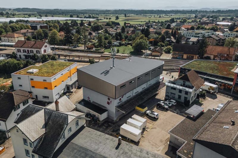 Vielseitige Gewerbeliegenschaft mit drei Wohnungen und guter Verkehrsanbindung (1)