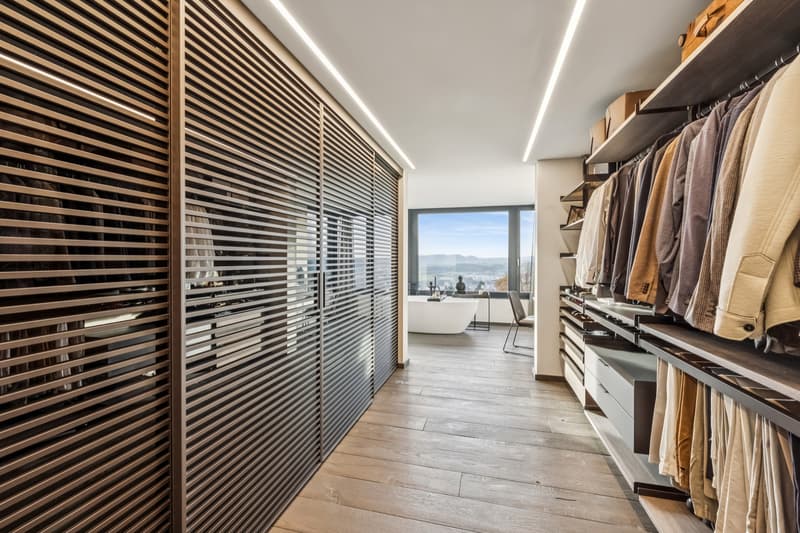 begehbarer Kleiderschrank im Schlafbereich