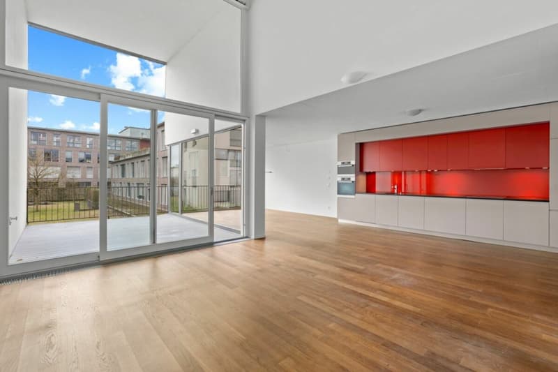 Blick vom Wohnzimmer zur Küche mit Loggia und Essbereich