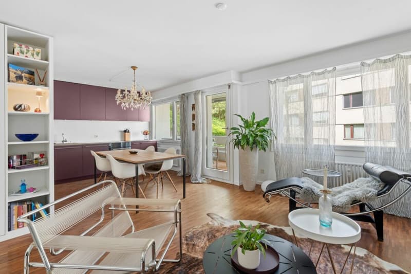 Wohnzimmer mit Blick zur modernen Küche