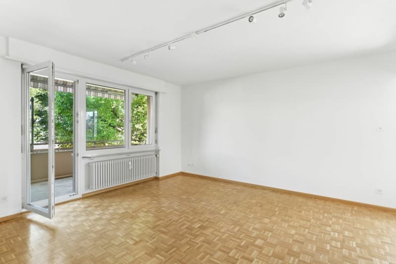 Wohnzimmer mit Zugang zum Balkon