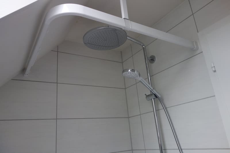 zentrale 2½ Zimmer-Dachwohnung, moderne Küche und Bad (5)