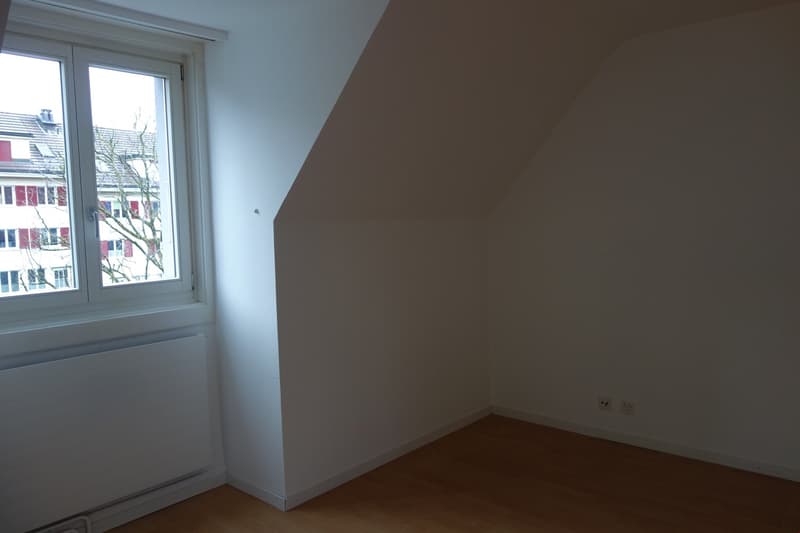 zentrale 2½ Zimmer-Dachwohnung, moderne Küche und Bad (7)