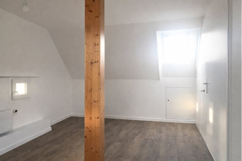 3.5-Zimmer Dachwohnung mit Cheminée, Galerie und Atelier; saniert 2021 (7)