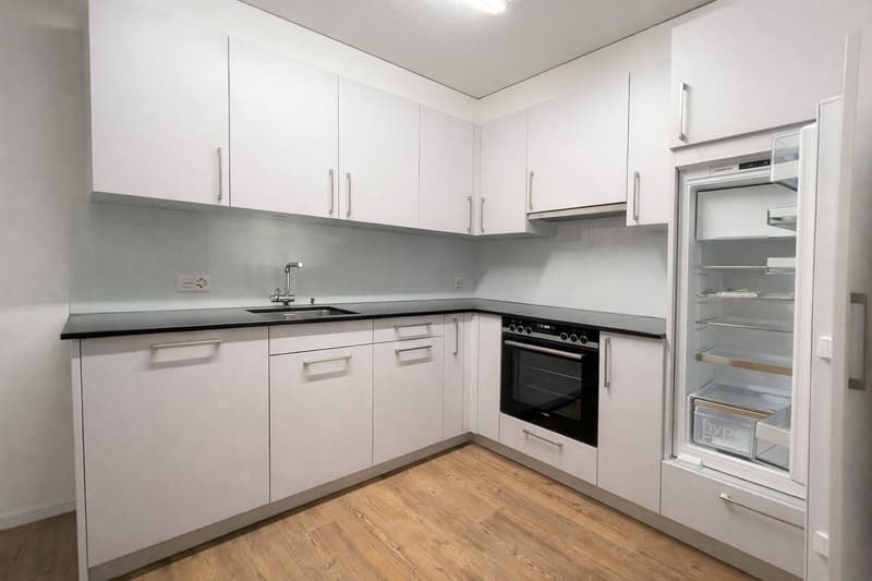 3.5-Zimmer Dachwohnung mit Cheminée, Galerie und Atelier; saniert 2021 (2)
