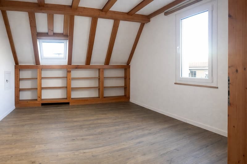3.5-Zimmer Dachwohnung mit Cheminée, Galerie und Atelier; saniert 2021 (5)