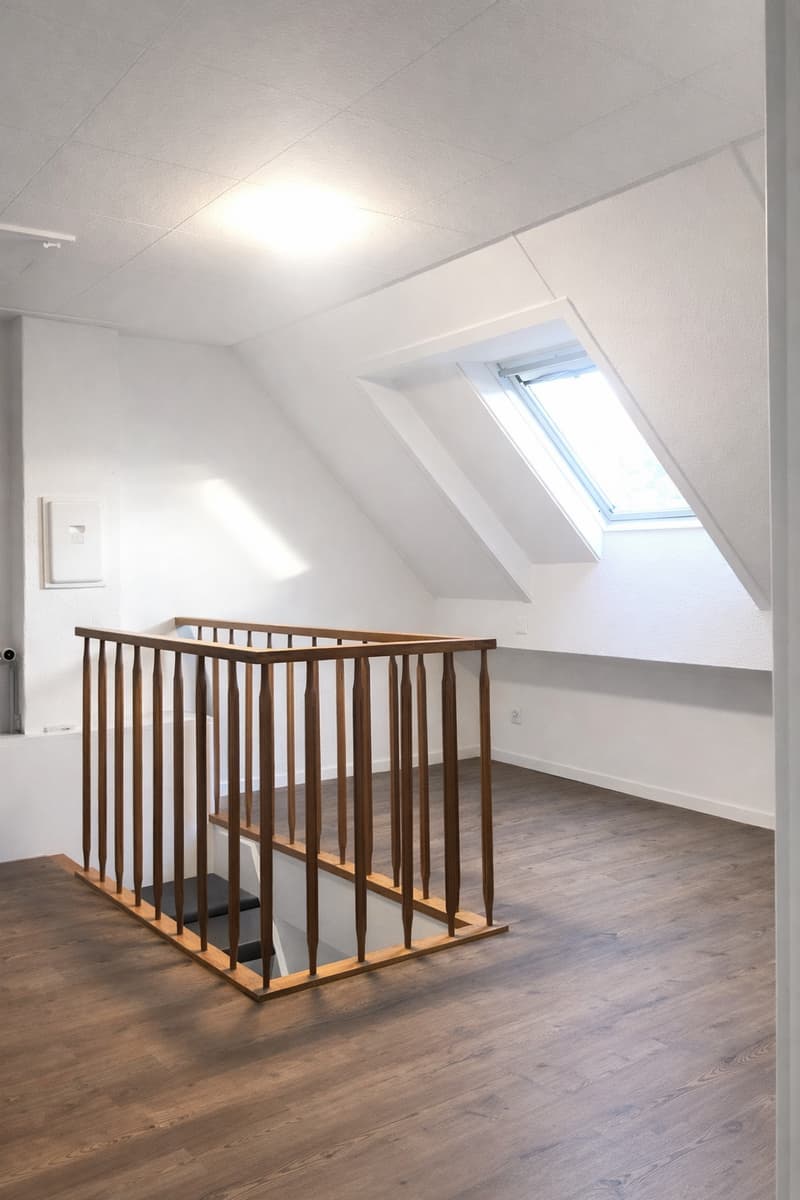 3.5-Zimmer Dachwohnung mit Cheminée, Galerie und Atelier; saniert 2021 (6)