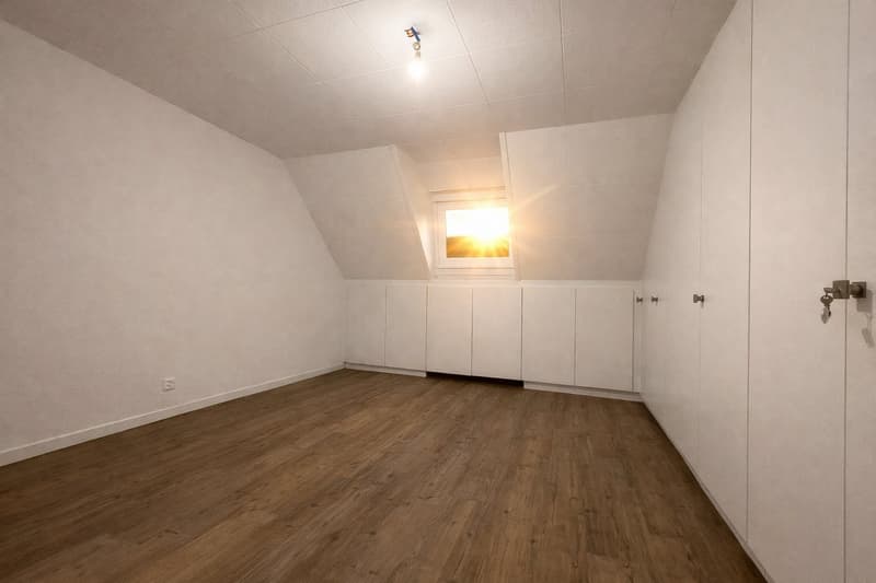 3.5-Zimmer Dachwohnung mit Cheminée, Galerie und Atelier; saniert 2021 (4)