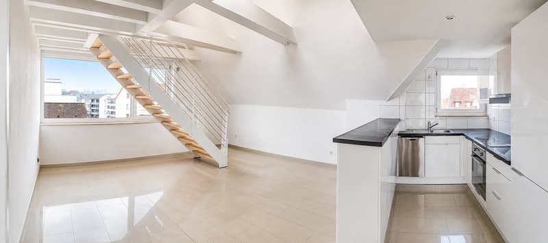 Küche und Wohn- und Esszimmer mit Treppe in Dachzimmer