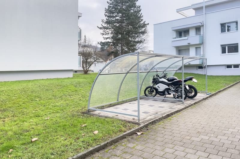 überdachter Rollerstellplatz